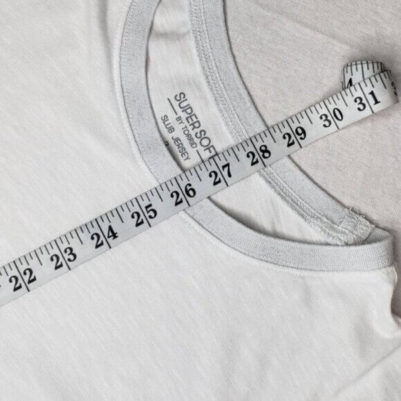 Torrid White Tee Sparkle Silver Neck Detail Size 2X - Picture 10 of 13